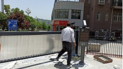西津城三套車牌識別加廣告道閘項目