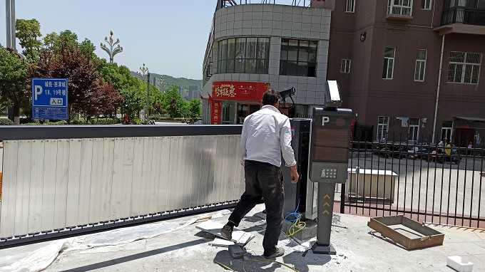 西津城三套車(chē)牌識(shí)別加廣告道閘項(xiàng)目