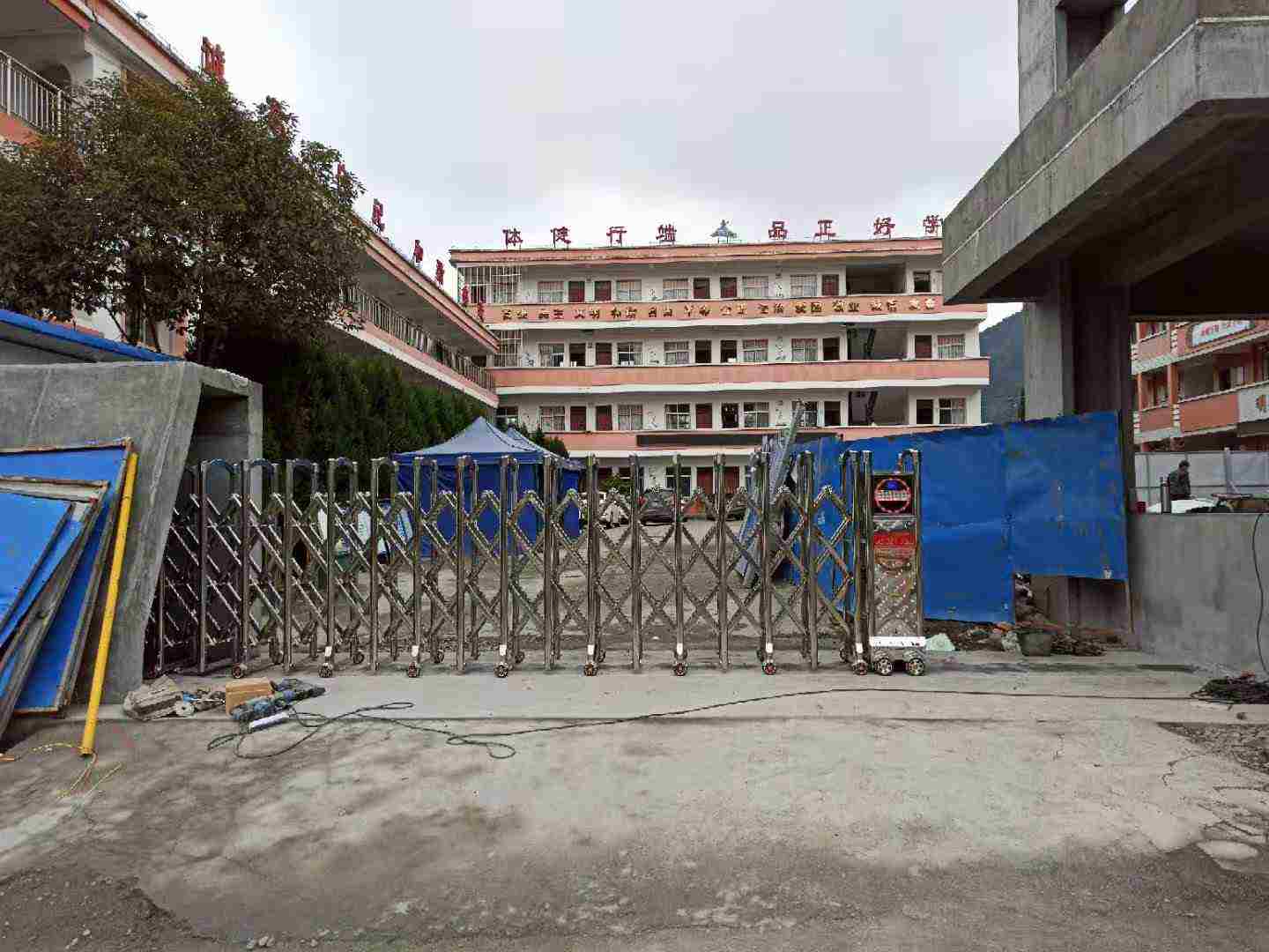 平利縣大貴鎮(zhèn)中心小學(xué)電動伸縮門安裝完畢